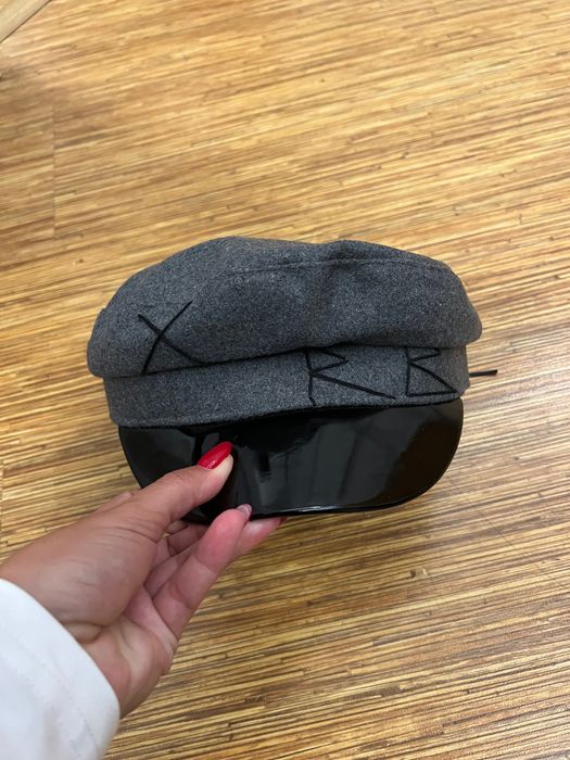 Шапка на R.B  цвят сиво с черна козирка