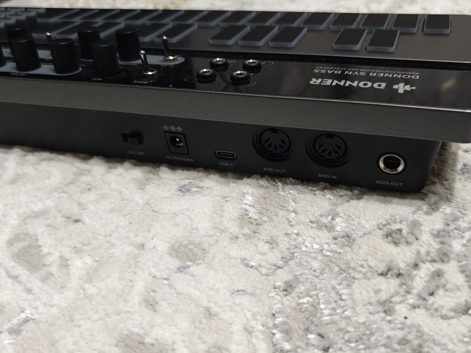 Басовый синтезатор Donner B1