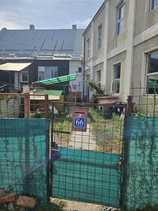 Vând apartament la casa 2 -3  camere complet renovata