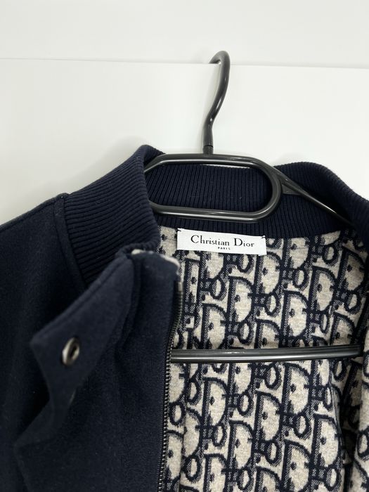Jachetă bleumarin Dior – Design elegant și rafinat