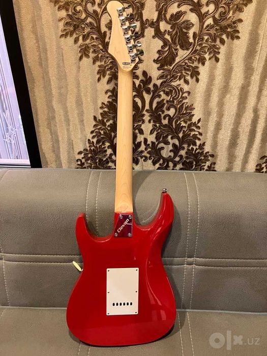 Отличная недорогая электрогитара (Stratocaster FIESTA RED)