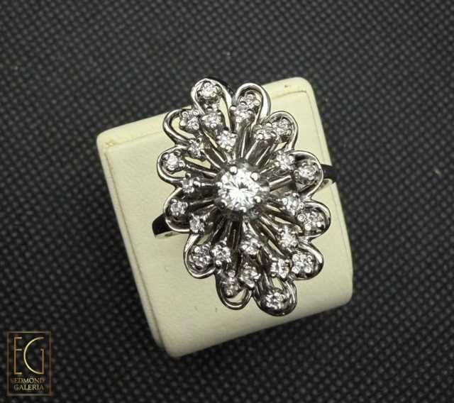 Inel din aur alb, decorat cu diamante