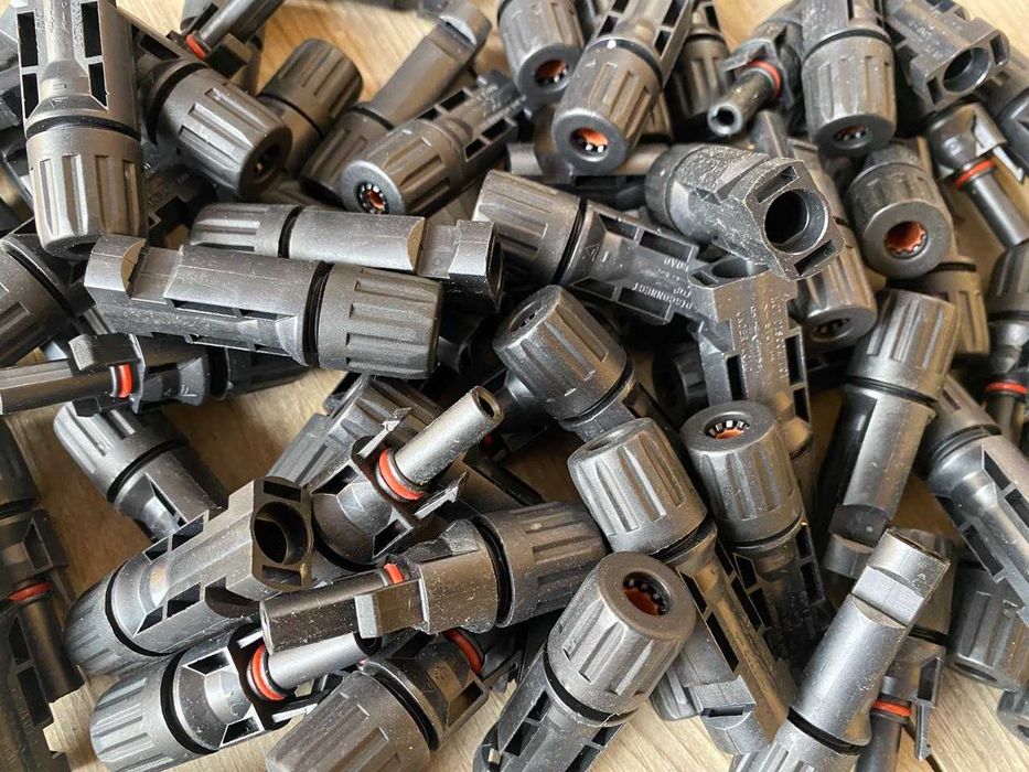 Коннекторы для солнечного панели.