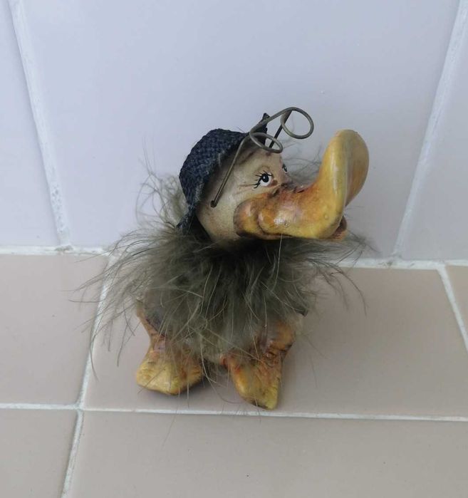 Статуетка на пате художник с очила, шапка и перушина