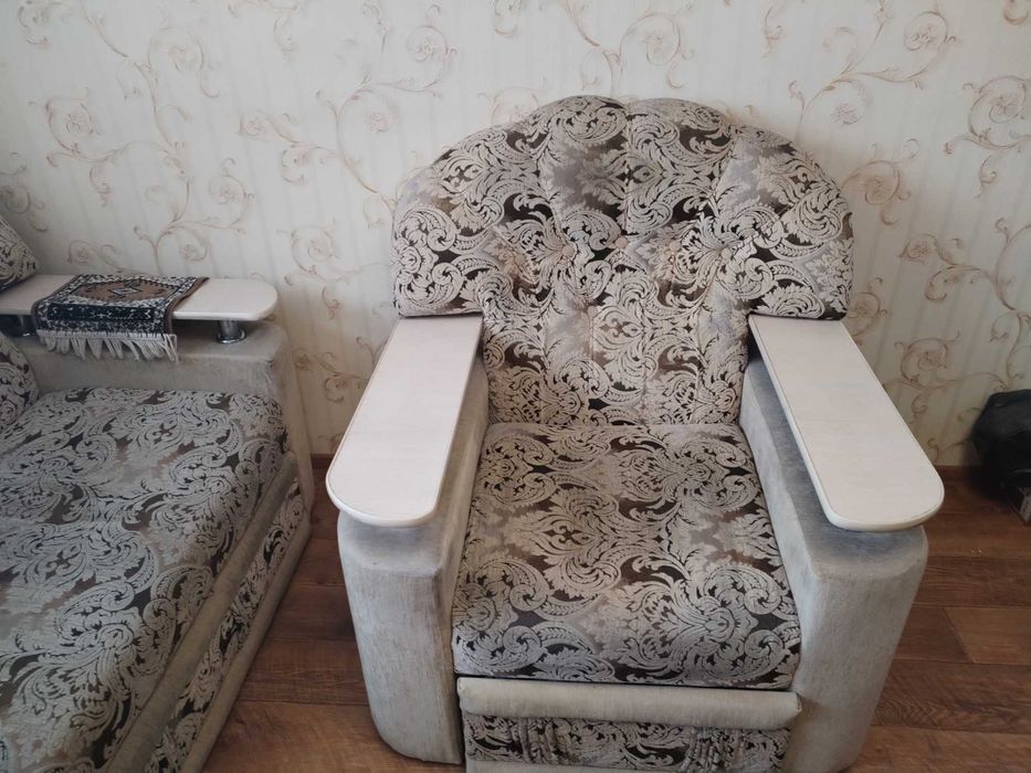 Диван и одно кресло