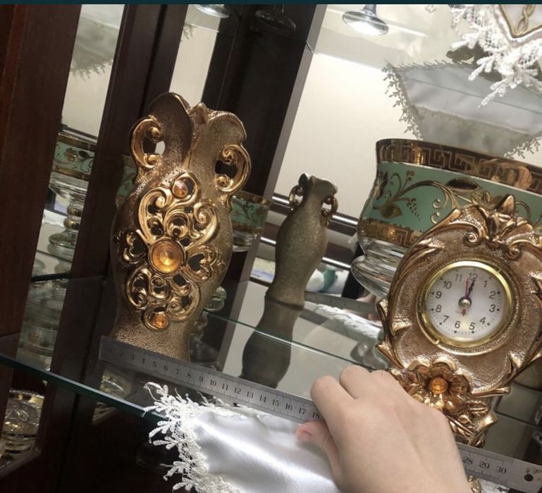 Продается часы с двумя вазочками для комода.