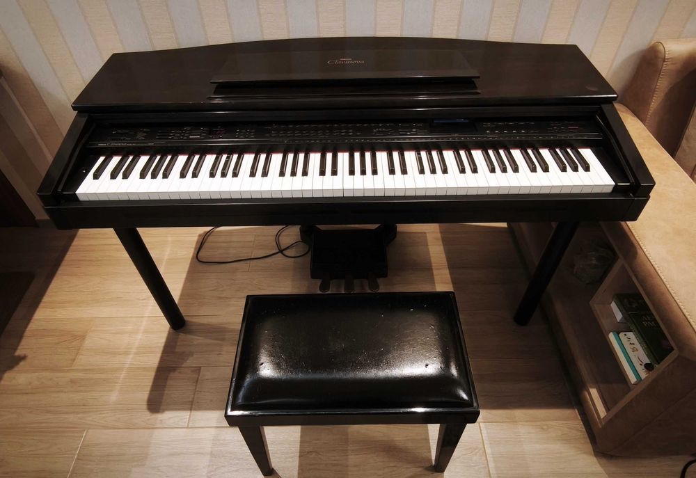 продавам дигитално пиано YAMAHA CLAVINOVA CVP-70 с съответното столче