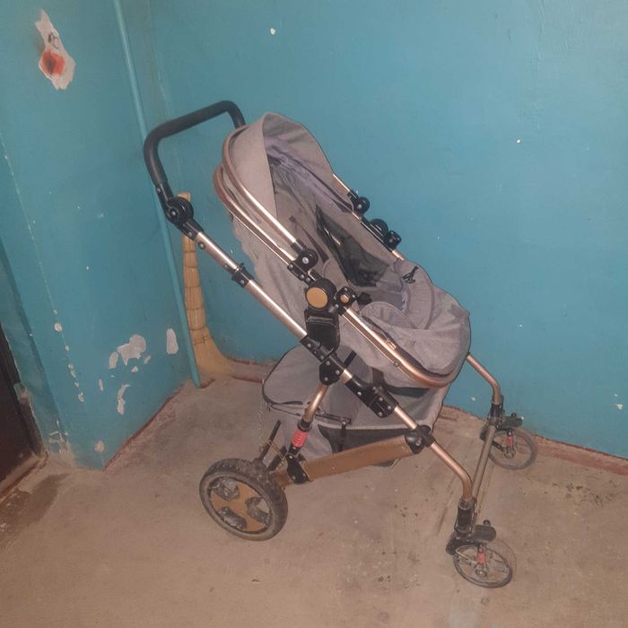 Детская коляска серая