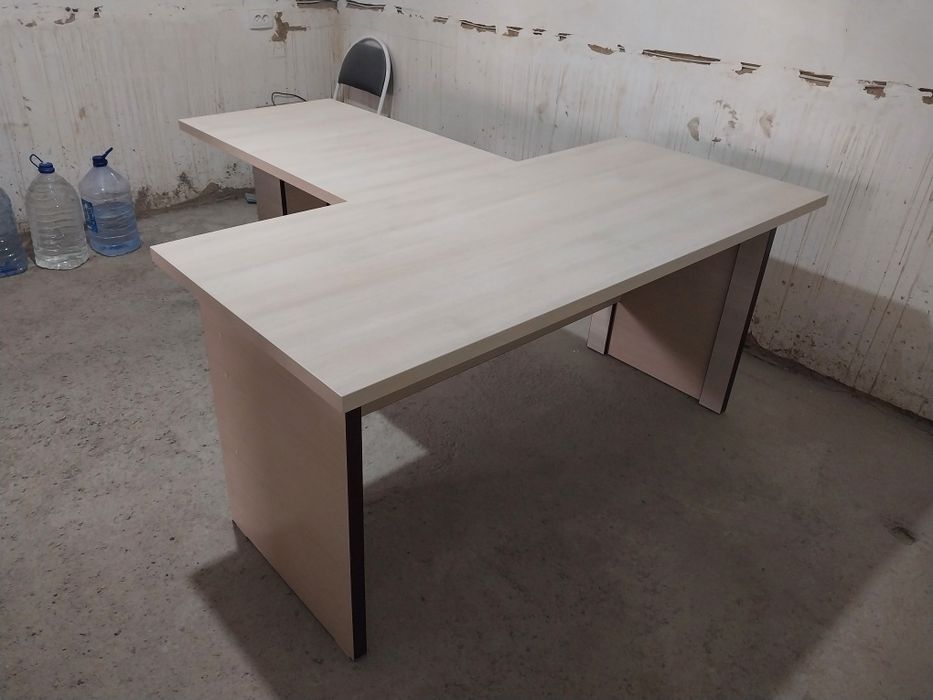 Стол для руководителя с приставкой