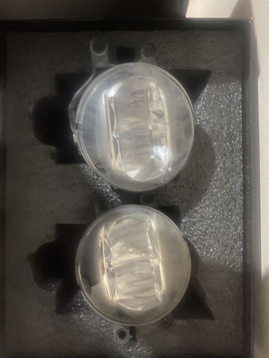 Camry 70 оригинал лед хорошом состояние …………………………………………………………………………..