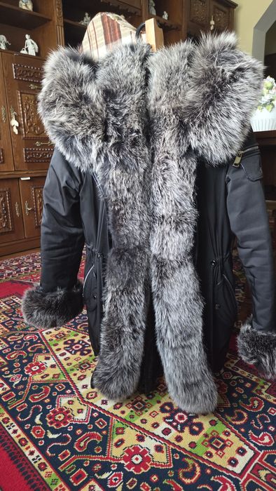 Geaca Parka cu blana naturala si material impermeabil.