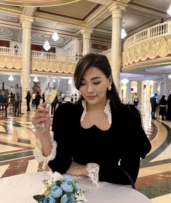 Әдемі, фигурада керемет тұратын көйлек сатылады