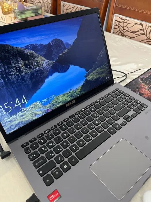 ASUS 15.6” Full HD / 8 ГБ / SSD 256 ГБ