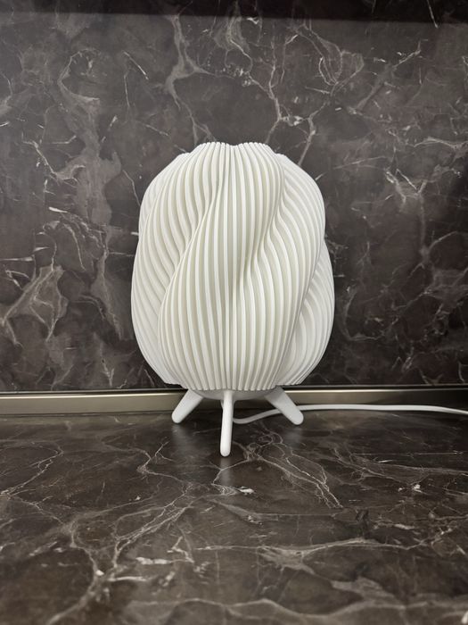 Луксозна дизайнерска лампа – изящна форма и мека светлина