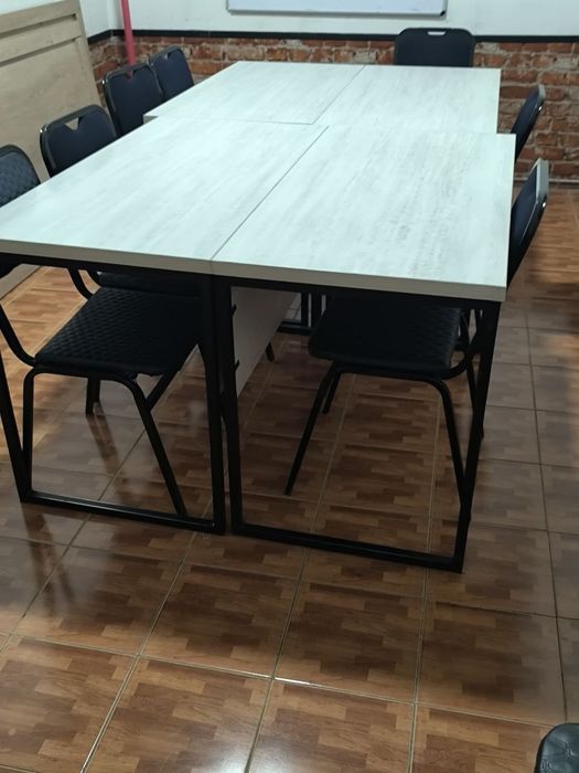 O'quv markazi yoki ofis uchun stol stullar