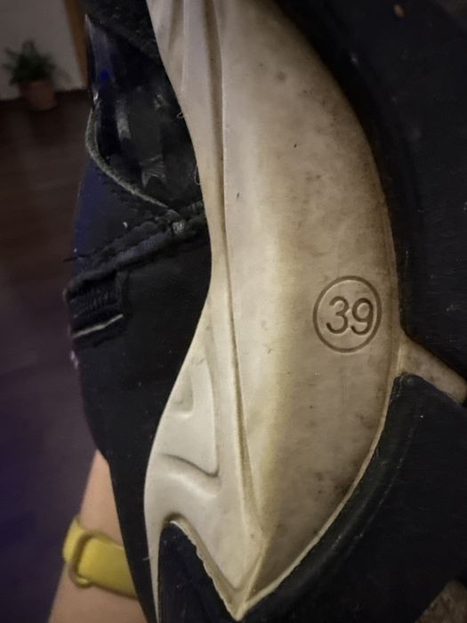 Продам женские ботинки