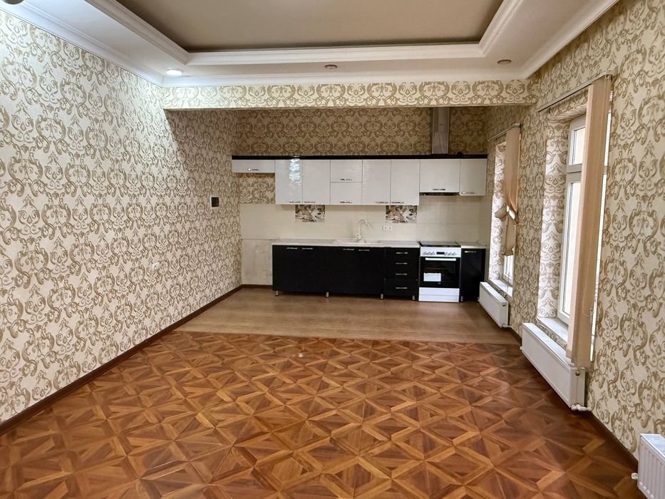 Продается  дом сфасадом под нежилой в центре