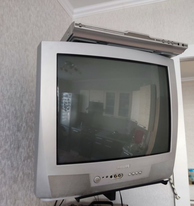 Телевизор и ДВД плейер