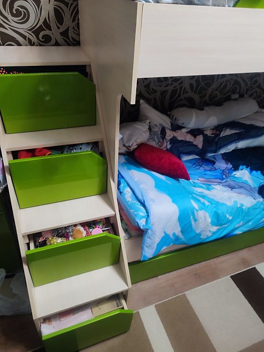 Детская трехярусная кровать