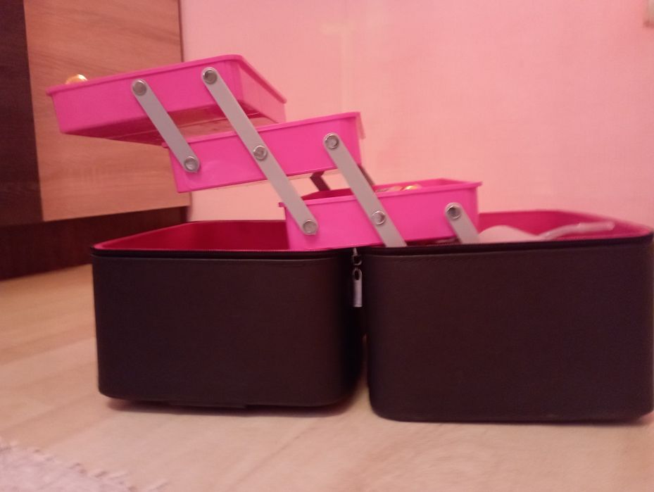 Сумка для касметика и для парфюм.