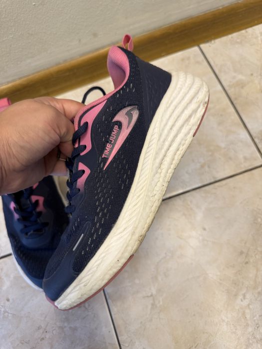 Спортивные кроссовки 37р
