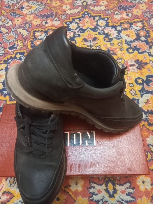 Продам мужские кроссовки