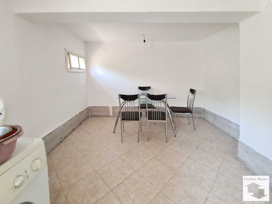 190026 Просторна триетажна къща с голям двор в село Караманово