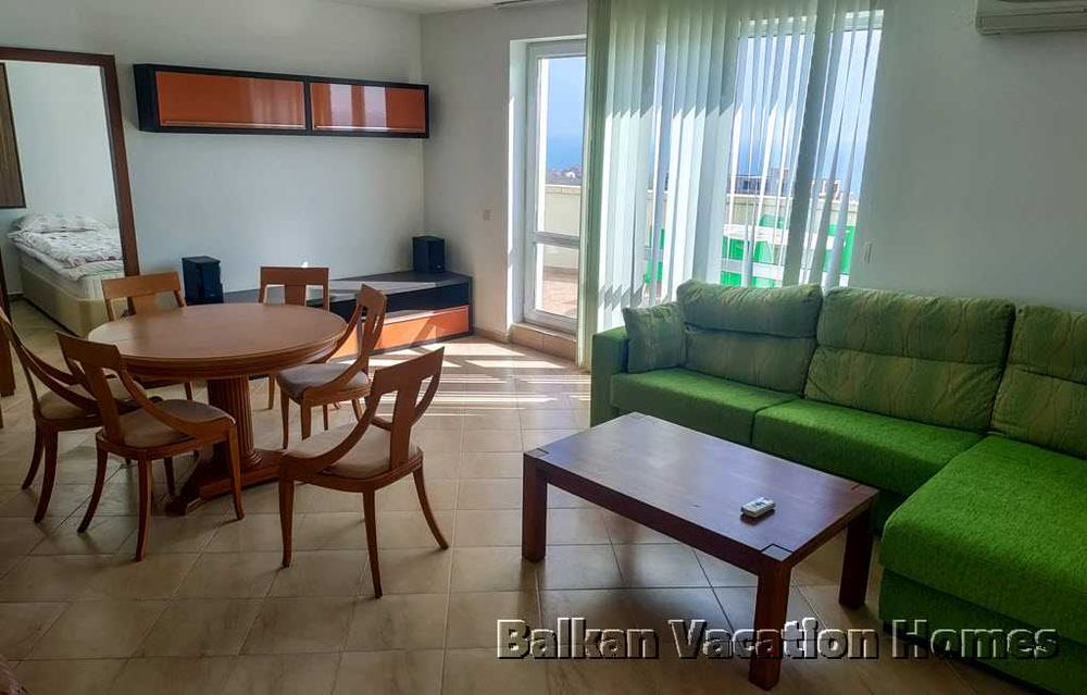 Голям тристаен апартамент с морска панорама в Бяла