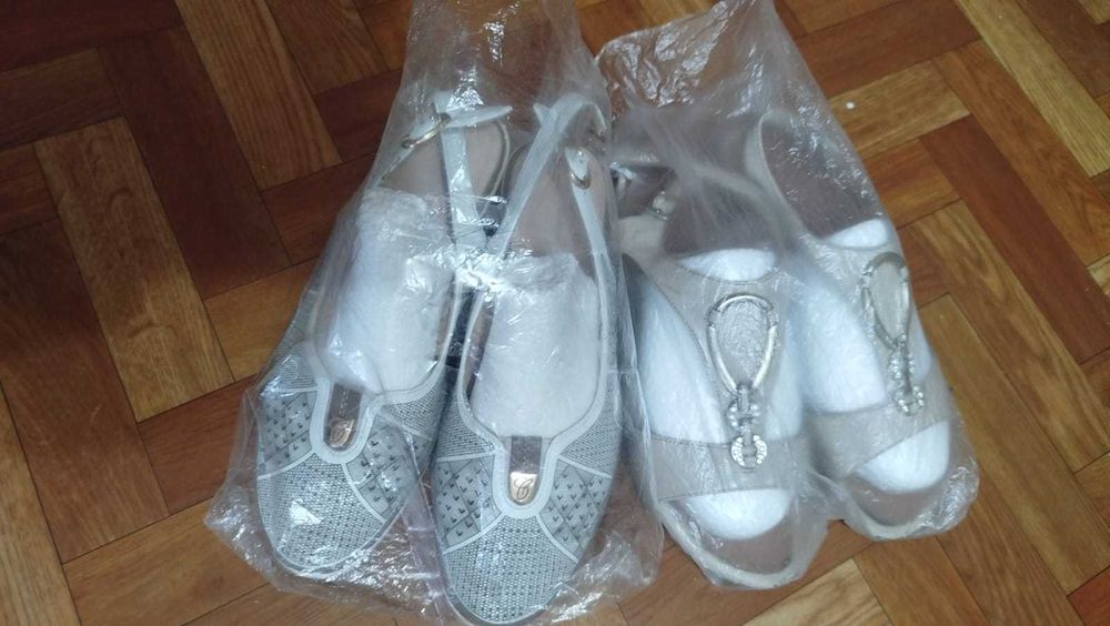 Отдам за одну шоколадку две пары обуви женской