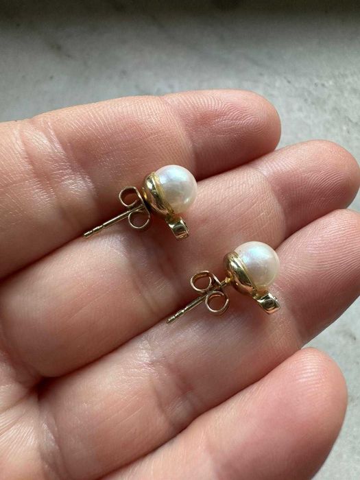 Pereche de cercei din aur galben, decorată cu perle Akoya și diamante