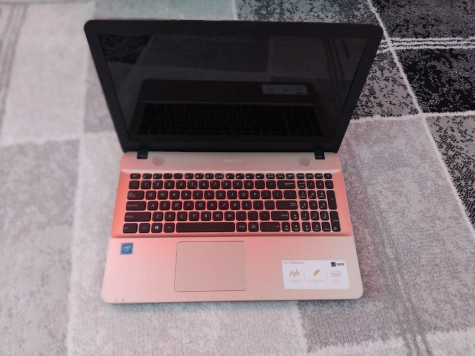 Vând laptop pentru piese!