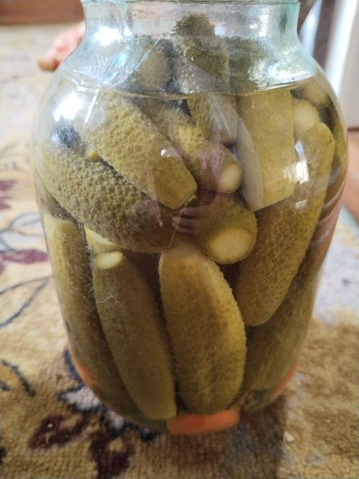 Соленые огурцы, резанные помидоры