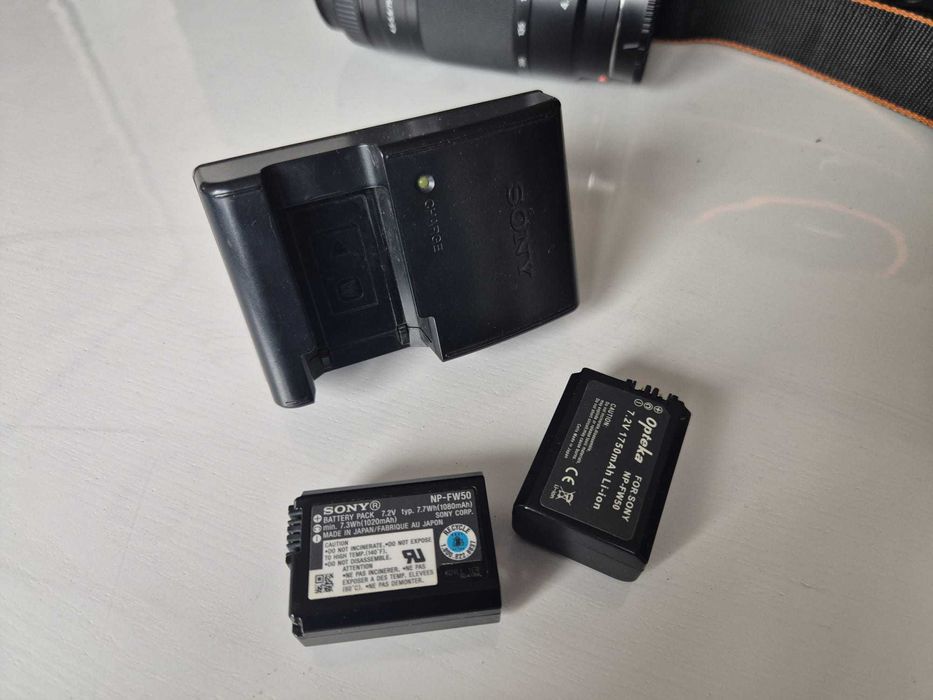 Vând 2 obiective Sony DSLR și accesorii
