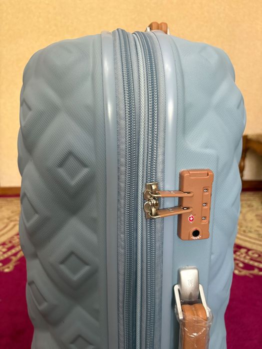 Чемодан на колесах L, объём 135 л.