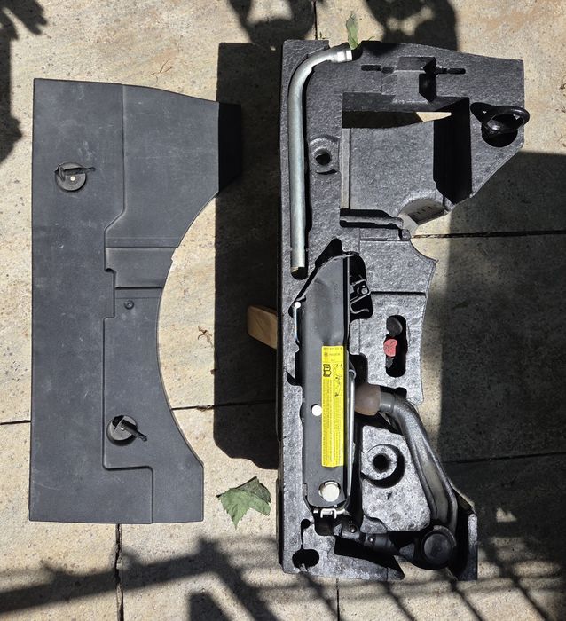 Kit cric , carlig remorcare detasabil spate,roata rezerva, rulou portbagaj vw passat b6