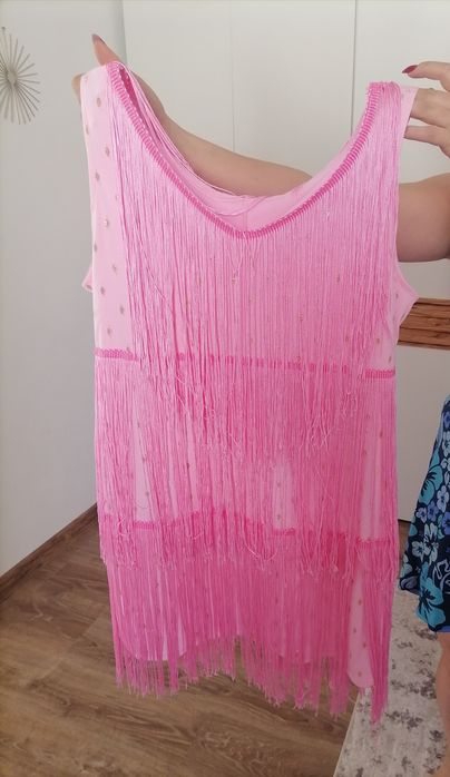 Vând rochii elegante mărimea L dar se potrivesc la un M