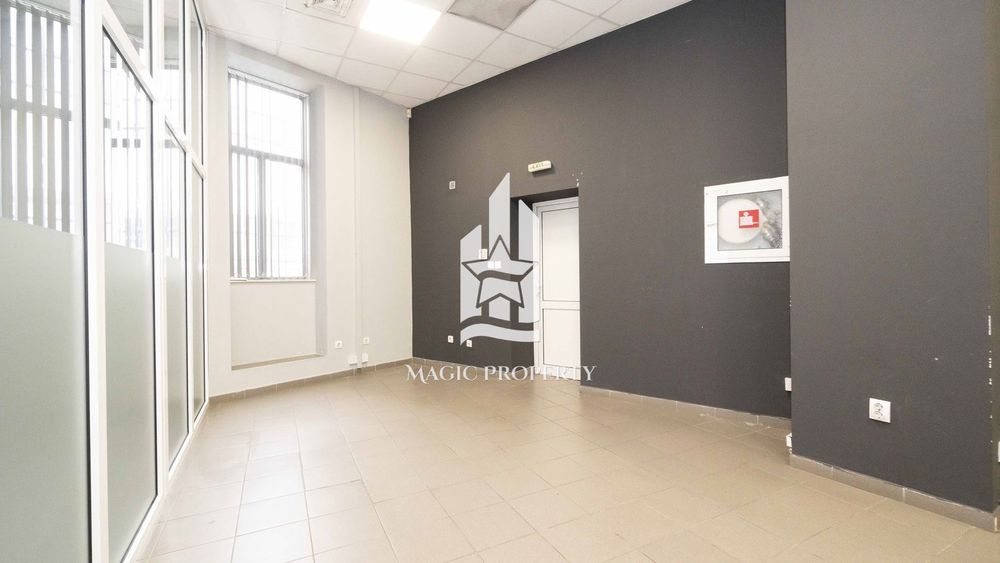 Дава се под наем Офис в Бургас, Център - 117 кв.м за 850 € - Снимка #3