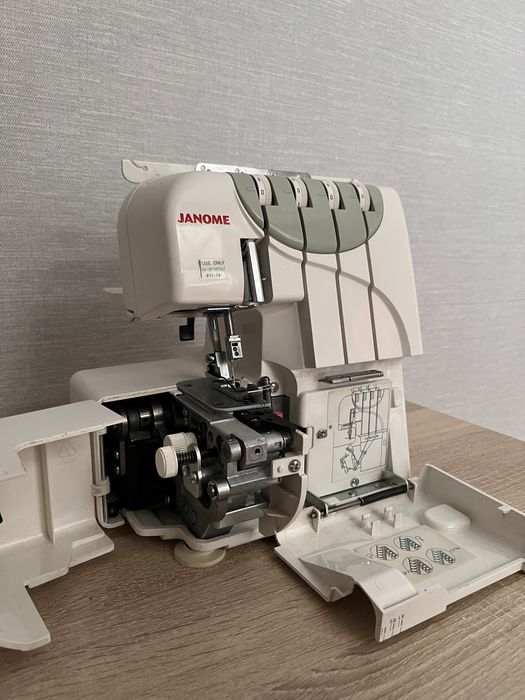 Продается Оверлок Janome