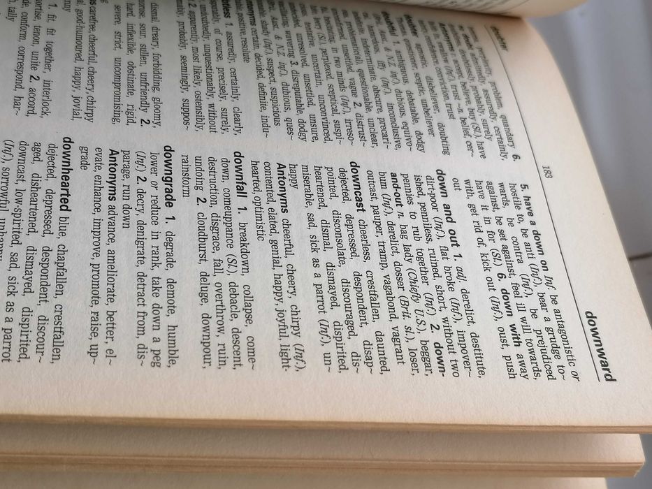 Продавам английски речник Collins college thesaurus 1995 година