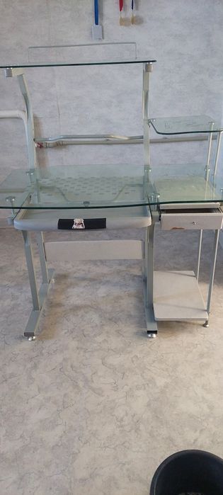 Стеклянный компьютерный столик