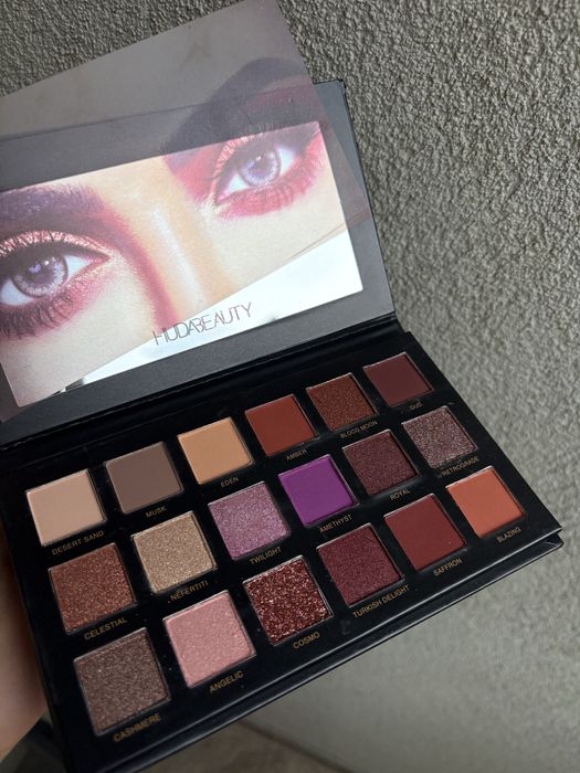 палитра на Huda beauty