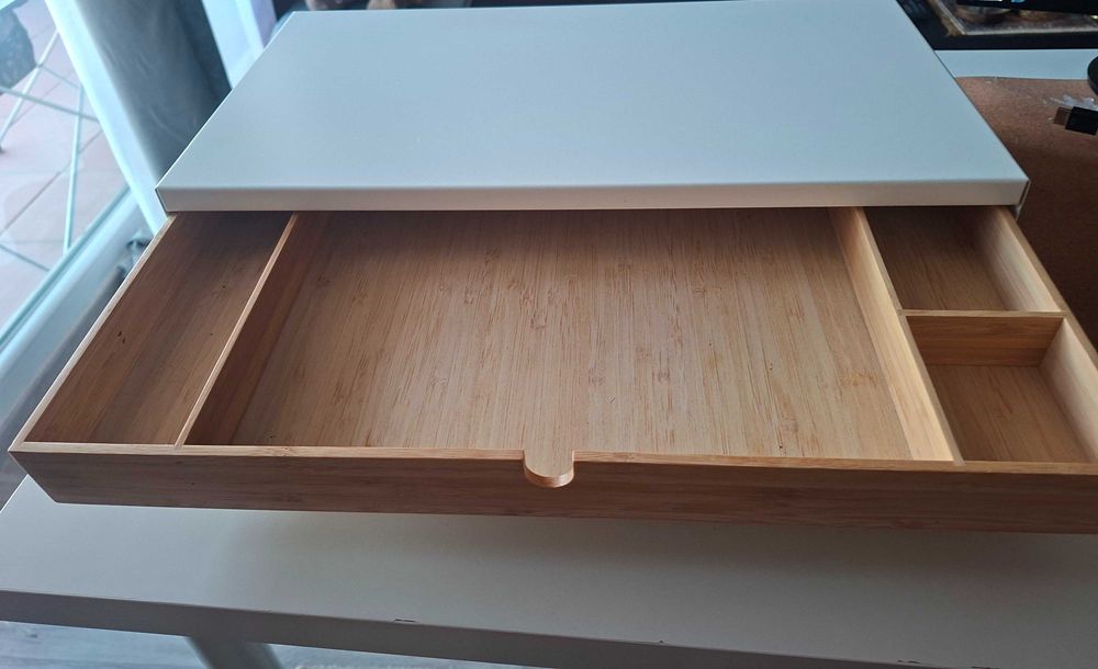 Поставка за монитор с чекмедже