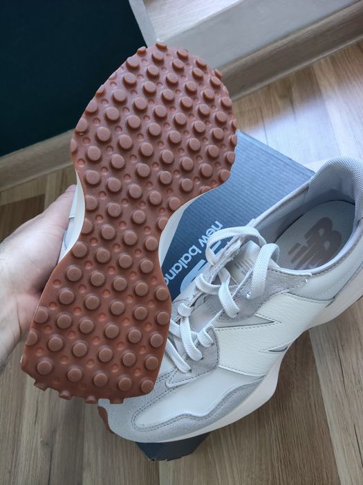 New Balance 327 gri deschis cu alb din piele mărimea 42 noi originali
