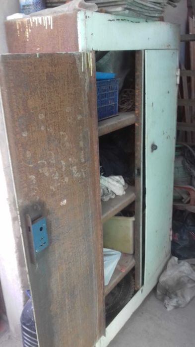 Продаётся железный шкаф и ящик,столики металл толстый тяжёлые.