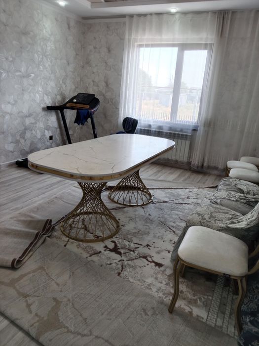 Стол новыи падарок стуля
