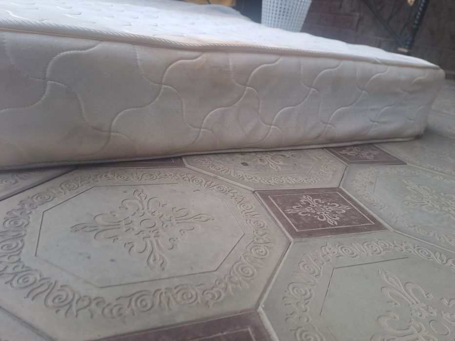 Продам матрас в хорошем состоянии