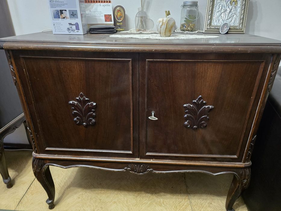 Vand mobila din lemn nuc, stare buna , sufragerie ,scaunele necesita r