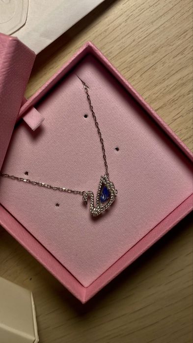 Swarovski swan colier