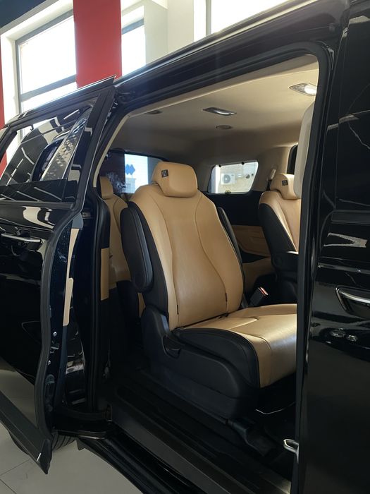 Kia Carnival.