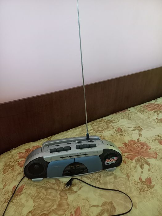 Продавам радео-касетофон -двукасетъчен.